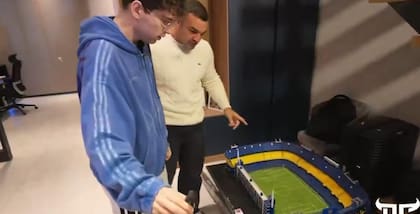 Davo y Creevy frente a la maqueta de La Bombonera (Foto: Captura de video)