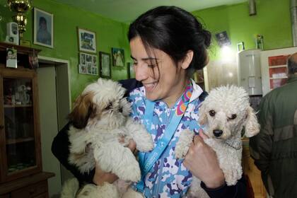 Dayana Sánchez y los perros de la casa.
