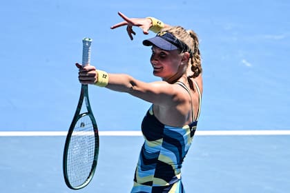Dayana Yastremska ensaya el festejo de la "arquera" tras derrotar a la checa Linda Noskova y pasar a las semifinales del Australian Open