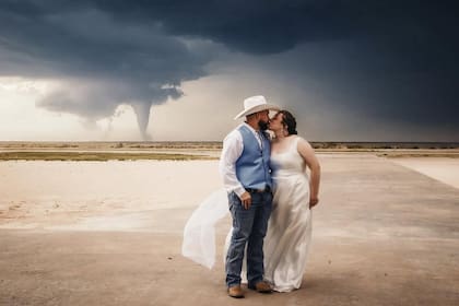 Daynnely y William Carrillo posan frente a un impresionante tornado en desarrollo durante su boda en Portales, Nuevo México. Foto: Instagram @chesneaclemmonsphotography