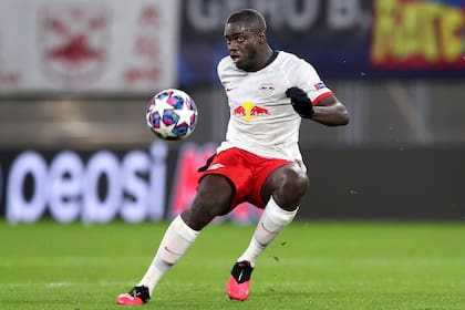 Dayot Upamecano jugador del Leipzig.