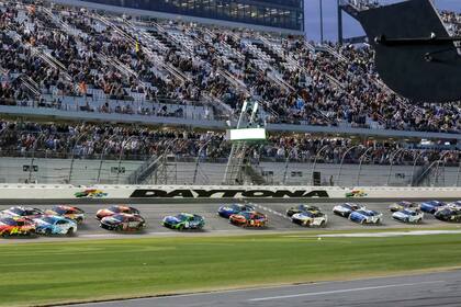 Daytona 500 se reanuda tras larga pausa por lluvia; Trump asiste al inicio de la carrera de NASCAR