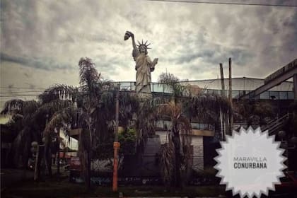 Daytona fue un icónico boliche de Quilmes Oeste, que contaba con una particular estatua de la Libertad en su frente