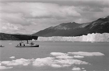 El César, embarcación de Estancia Cristina navega el lago Argentino (1946)