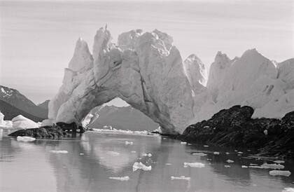 Soberbio arco de hielo del Glaciar Perito Moreno. 1946.
