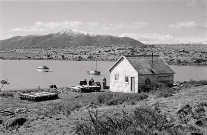 Barcazas en el Lago Argentino. 1946.