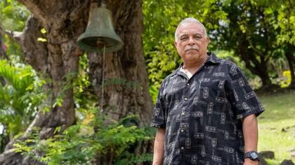 DC Campbell posa cerca de la campana que se usaba para llamar a trabajar a los esclavos en la plantación de Belmont