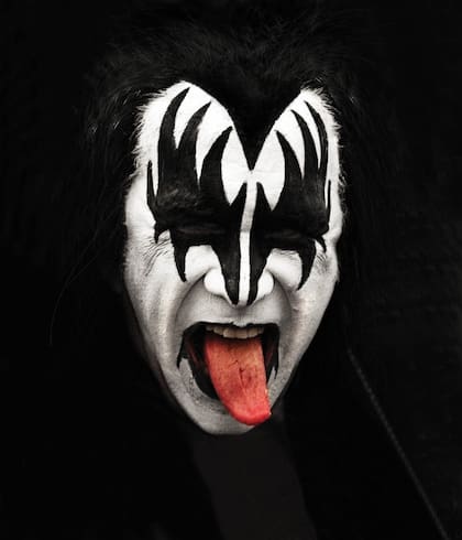 Gene Simmons y una carrera con la lengua afuera