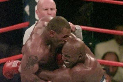 Mike Tyson muerde la oreja de Evander Holyfield en la recordada pelea entre ambos de 1997 en Las Vegas.