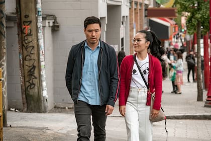 Randall Park y Ali Wong, protagonistas y guionistas de la nueva comedia romántica de Netflix que intenta revitalizar y modernizar al género