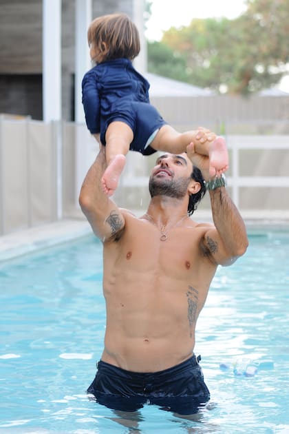 De 1 año y 7 meses, el hijo del piloto y de la modelo es inquieto y le fascinan los fierros