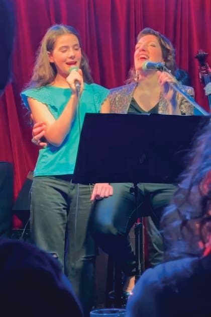 De 12 años, Elisa es la hija menor de Ligia Piro y del baterista y productor David Libedinsky, y nieta de Susana Rinaldi y Osvaldo Piro "Eli tiene una enorme creatividad. Le encanta cantar, bailar y actuar. Ella se imagina sobre un escenario”, dice Ligia sobre su hija