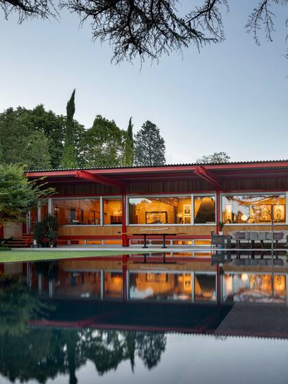 De 700m2 cubiertos sobre un predio de casi 1700, la casa que construyó el arquitecto Francisco de Asís Cabrero en 1962 en la zona madrileña llamada Puerta de Hierro y que restauró el arquitecto argentino Diego Gronda.