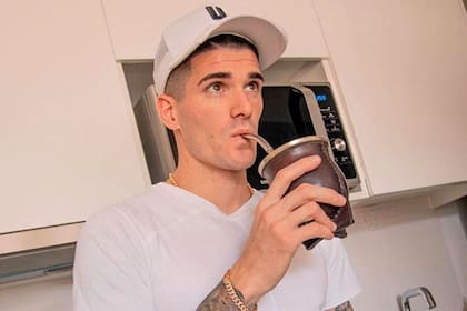 De Paul y el mate en la cocina de su casa, en Údine.