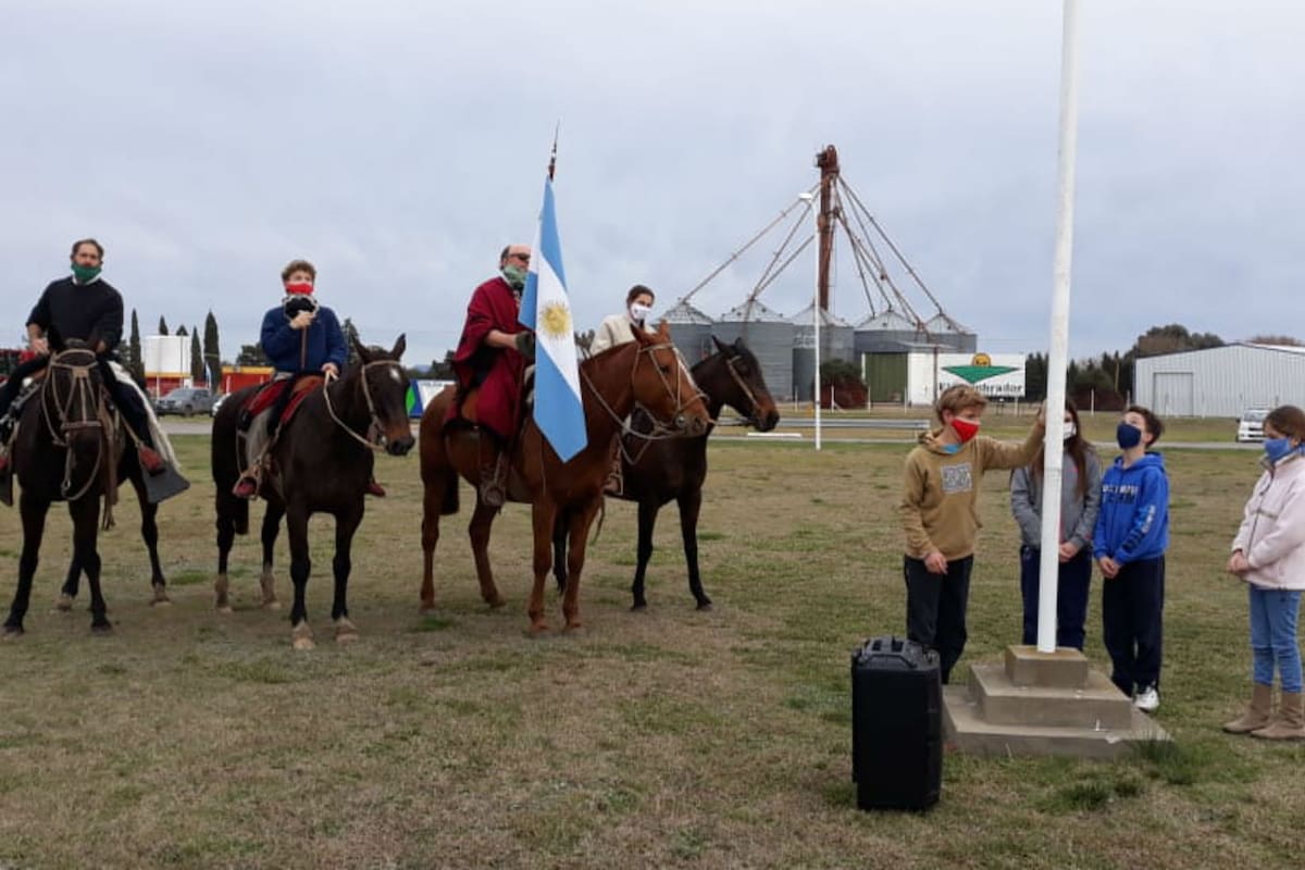 De a caballo en una concentración en Coronel Suárez.