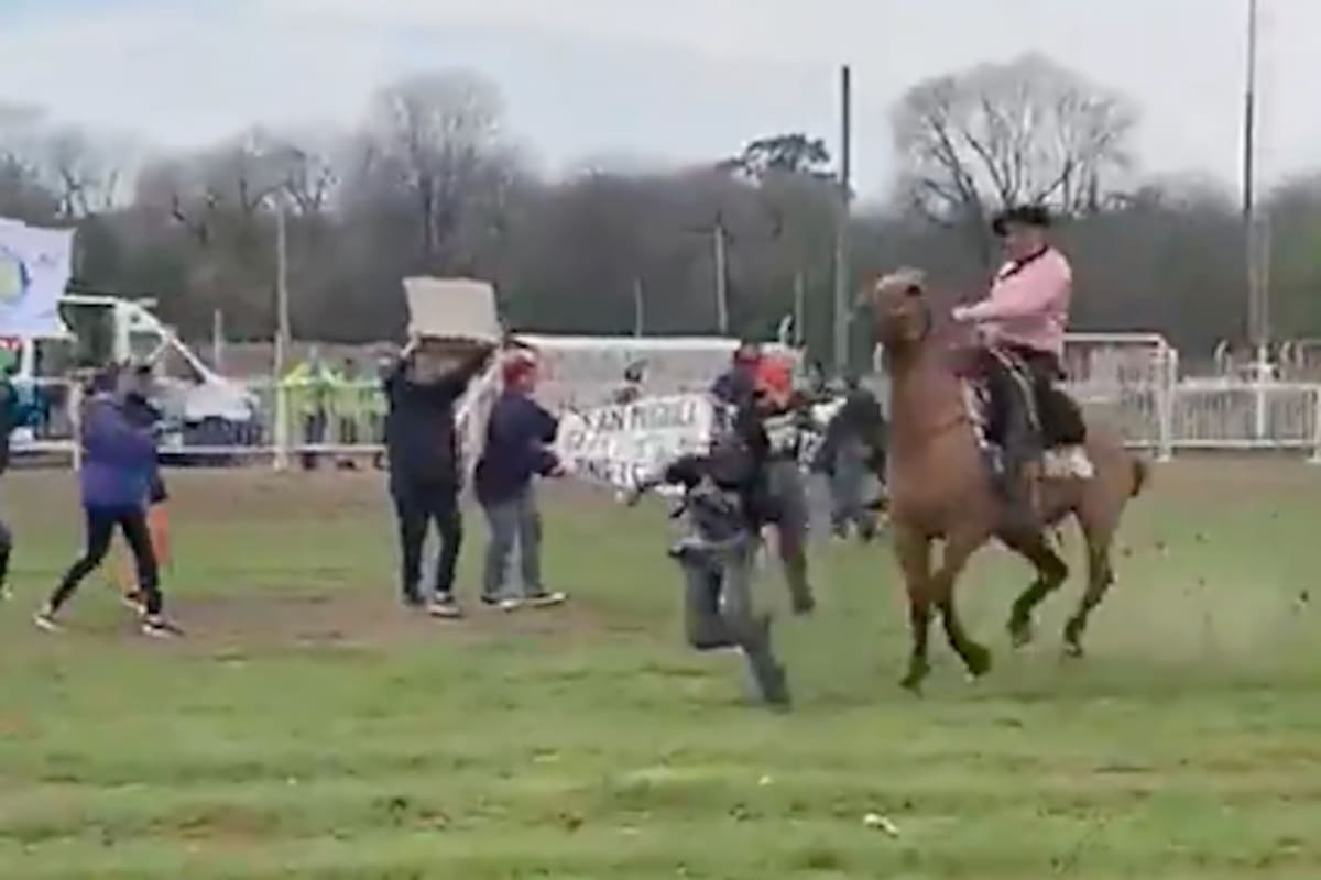De a caballo sacaron a los activistas del predio