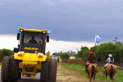 De a caballo y en tractores en Anta, Salta