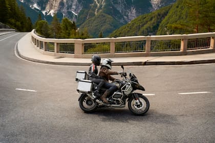 De a dos. Viajar en pareja implica tener muy en cuenta el peso máximo de carga de la motocicleta