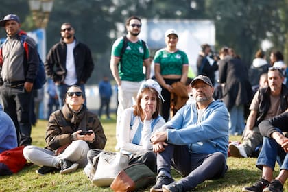 De a poco, decenas de personas se acercaron a la plaza Seeber, en Libertador y Sarmiento
