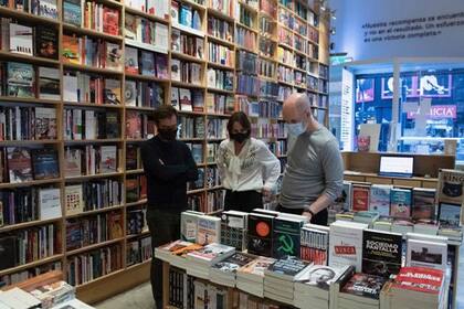 De a poco, las librerías salen a la vereda en la avenida Corrientes