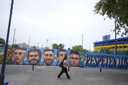 De a poco, los hinchas albicelestes se empiezan a acercar al bario de La Boca