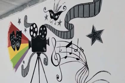 “De a poco, mientras estas ciudades van creciendo, se está armando una movida cultural muy linda donde varios artistas tienen la posibilidad de mostrar su trabajo”, dice. (Mural pintado por Paola)