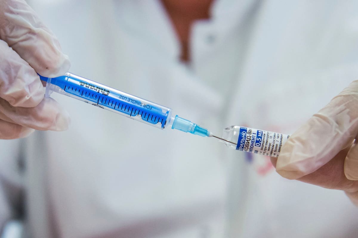 De acuerdo a Alexander Ginzburg, director del Centro Nacional de Investigación de Epidemiología y Microbiología Gamaleya, los médicos recomiendan evitar el consumo de alcohol hasta tres días después de recibir la inyección