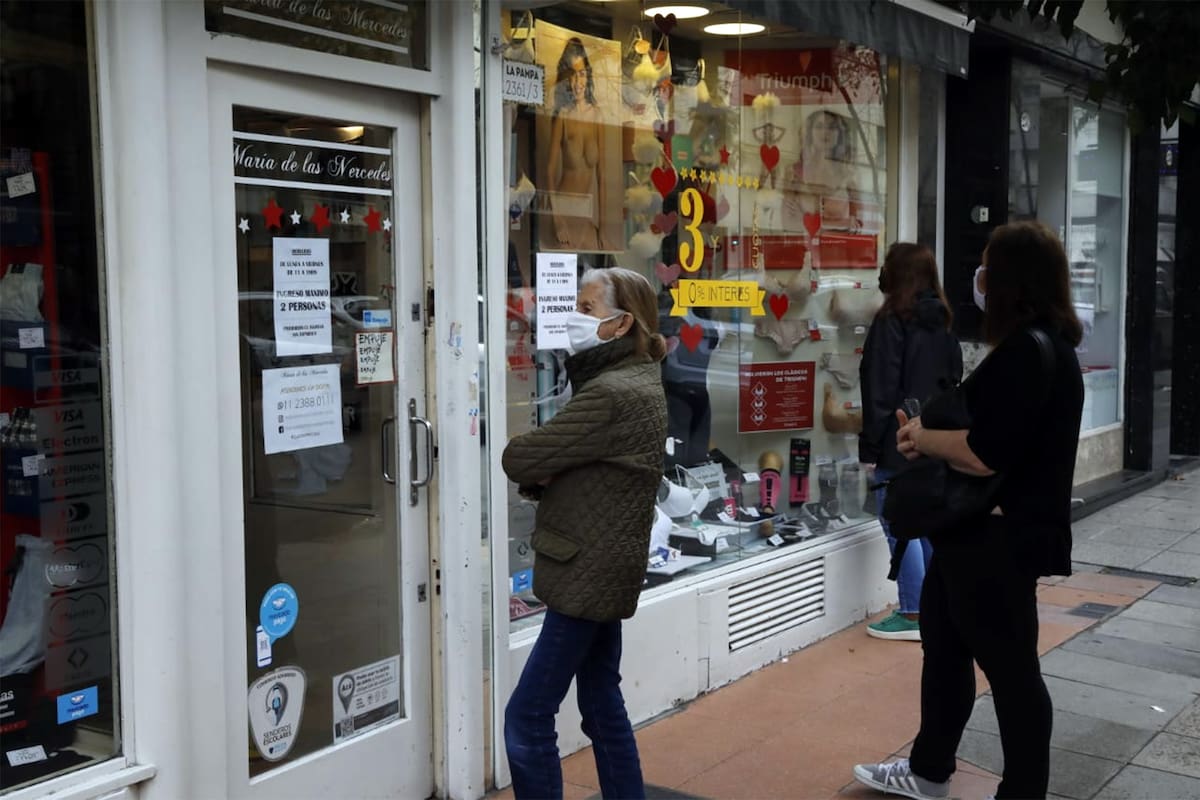 De acuerdo a la capacidad de los locales podían entrar una o dos personas a la vez, en algunos casos, atendían desde afuera
