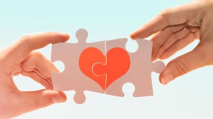 De acuerdo a la psicóloga, otro punto importante al momento de evaluar a tu pareja es que debe dedicarle el mismo tiempo e interés a la relación que tú