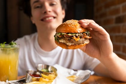 De acuerdo a las investigaciones de la FDA y CDC, las 49 personas afectadas por el brote de E.coli habían consumido hamburguesas, previo a desarrollar los sintomas