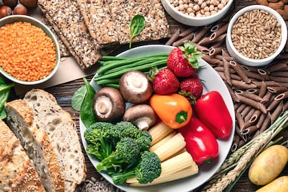 De acuerdo a los especialistas, los mejores alimentos son aquellos de origen vegetal, ya que presentan altos niveles de fibra, un macronutriente que elimina las toxinas del cuerpo