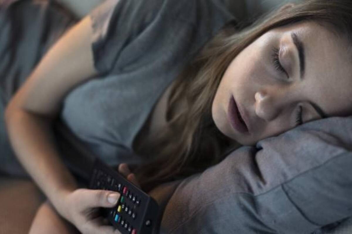 De acuerdo a una reconocida institución de salud de Estados Unidos, dormir con la TV encendida puede tener consecuencias en la calidad del sueño