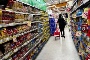 De acuerdo al último relevamiento de la consultora Scentia, las ventas de los productos de la canasta básica -alimentos, bebidas, artículos de tocador y de limpieza- cerraron octubre con una caída interanual del 20,4% y en el acumulado de los diez primeros meses el sector arrastra una baja del 12,8 por ciento.