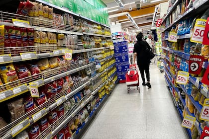 De acuerdo al último relevamiento de la consultora Scentia, las ventas de los productos de la canasta básica -alimentos, bebidas, artículos de tocador y de limpieza- cerraron octubre con una caída interanual del 20,4% y en el acumulado de los diez primeros meses el sector arrastra una baja del 12,8 por ciento.