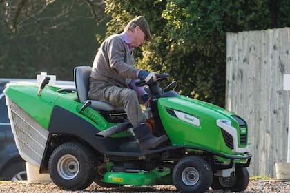 De acuerdo con el Daily Mail, James Hewitt, examante de Lady Di, trabaja actualmente como jardinero y vive con su madre