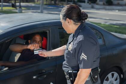 De acuerdo con el proyecto de ley, los conductores que sean detenidos y cuenten con una licencia de conducir inválida, recibirían una amonestación