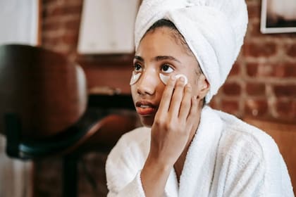 De acuerdo con expertos en dermatología y nutrición, el declive del colágeno comienza alrededor de los 20 años (Foto Pexels)
