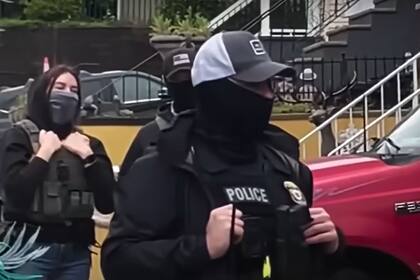 De acuerdo con la demanda, los agentes se presentaron sin identificación y con sus rostros cubiertos