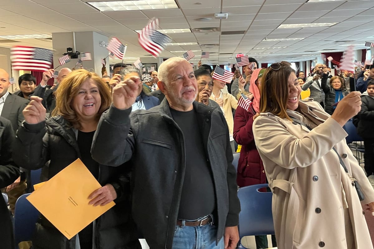 De acuerdo con la edad o a los años que el solicitante tiene como residente permanente, existen excepciones o modificaciones en los requisitos