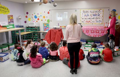 De acuerdo con la ley, las maestras de las escuelas de Florida deben restringir a los niños el acceso a libros que tengan contenido sexual