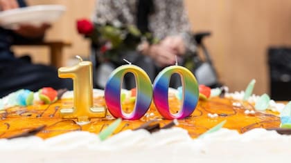 De acuerdo con la ONU, es cada vez más común que las personas soplen más de 100 velas en el pastel de cumpleaños