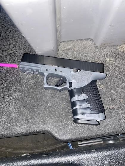 De acuerdo con las autoridades de Stockton, esta es el arma con la que fue hallado Browlee, supuestamente estaba "cazando" a otra víctima