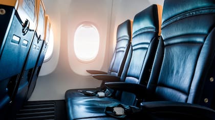 De acuerdo con los especialistas, la persona que viaje en el asiento central de una hilera de tres tiene derecho a usar los dos apoyabrazos