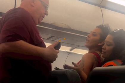 De acuerdo con los testimonios, la pelea en el vuelo hacia Las Vegas inició por una discusión entre una pareja de mujeres