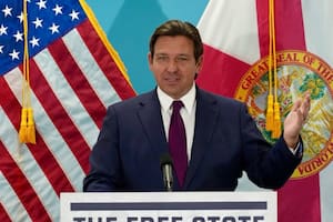 De acuerdo con Ron DeSantis, las aseguradoras de Florida reportaron que las tarifas de seguro de automóviles se redujeron