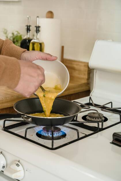 De acuerdo con una chef inglesa, la leche garantiza los mejores huevos revueltos