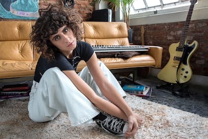 De adolescente pueblerina a rockstar queer, Marilina Bertoldi prendió un fuego en la música argentina. Y sabe que esto recién empieza