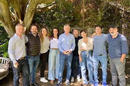 De Andreis, Gómez Repetto, Herrero, Jozami, Gallo, Micheo, Nieto, Iglesias Illa junto a Mauricio Macri después de bajarse a la carrera presidencial