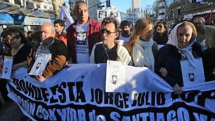 De anteojos, en el centro, el hijo de Jorge Julio López, durante una marcha por la desaparición de su padre
