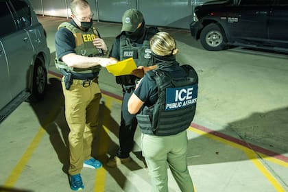 De aprobarse el proyecto de ley impulsado por senadores estatales de California, la agencia migratoria debería mostrar una identificación en las redadas de inmigrantes y no ocultar sus rostros